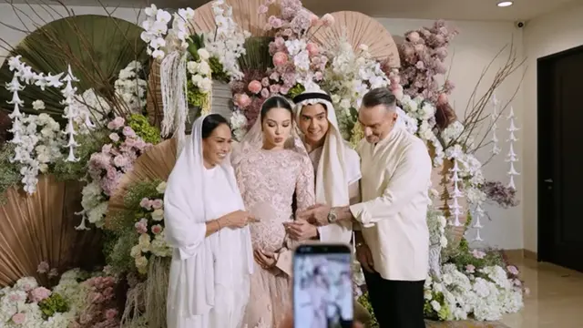 Potret Alyssa Daguise dengan Gaun Kebaya Modern di Pengajian 4 Bulan Kehamilan (Foto: Dok. Alyssa Daguise)