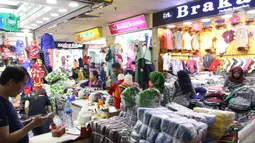 Aktivitas penjualan baju di Blok B Pasar Tanah Abang, Jakarta, Kamis (19/03). Terkait merebaknya virus Corona (Covid-19) Pasar Tanah Abang Blok B mengalami penurunan penjualan. Namun sebagian warga masih berdatangan untuk membeli kebutuhan dalam menyambut Bulan Ramadan. (Liputan6.com/Angga Yuniar)