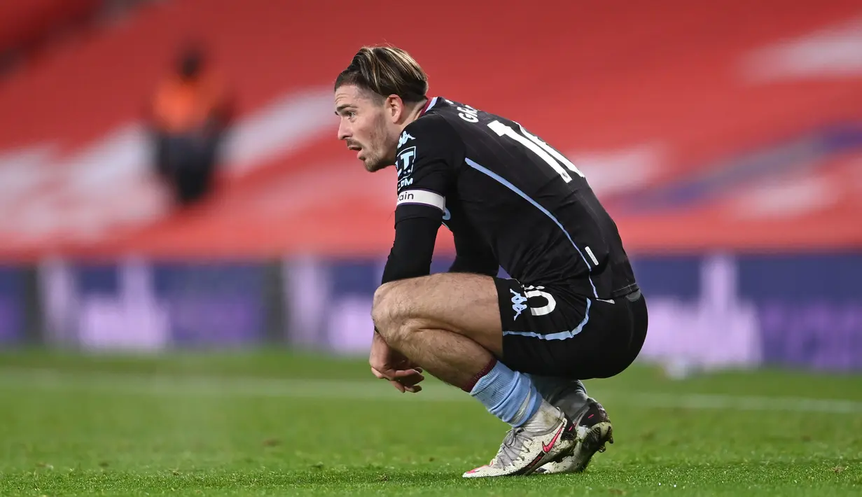 Gelandang Aston Villa, Jack Grealish tampak kecewa usai dikalahkan Manchester United 1-2 dalam laga lanjutan Liga Inggris 2020/21 pekan ke-17 di Old Trafford, Jumat (1/1/2021). (AFP/Laurence Griffiths/Pool)