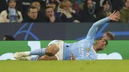 Pemain Manchester City, Matheus Nunes meminta pertolongan saat jari tengah tangan kirinya mengalami disklokasi ketika laga leg kedua 16 besar Liga Champions 2023/2024 melawan FC Copenhagen di Etihad Stadium, Manchester, Inggris, Kamis (07/03/2024) WIB. (AP Photo/PA/Martin Rickett)