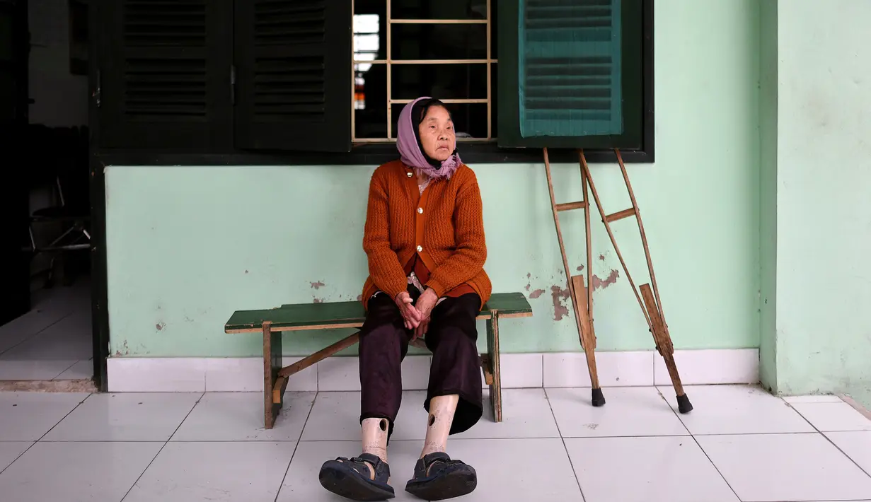 Penderita kusta Nguyen Thi Teo duduk di luar kamarnya yang berada di kompleks RS Van Mon Leprosy, Thai Binh, Vietnam, Kamis (10/1). Saat ini hanya tersisa 190 pasien di rumah sakit khusus kusta tertua di Vietnam tersebut. (Manan Vatsyayana/AFP)