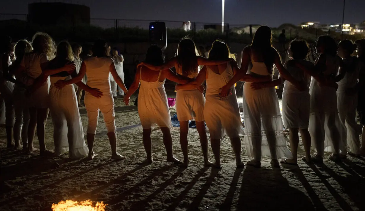 Wanita mengambil bagian dalam upacara Tashlich di pantai di Tel Aviv, Israel, (14/9/2021). Tashlich diadakan sebelum hari raya Yahudi Yom Kippur, hari paling suci dalam tahun Yahudi yang dimulai saat matahari terbenam pada Rabu (15/9 . (AP Photo/Maya Alleruzzo)