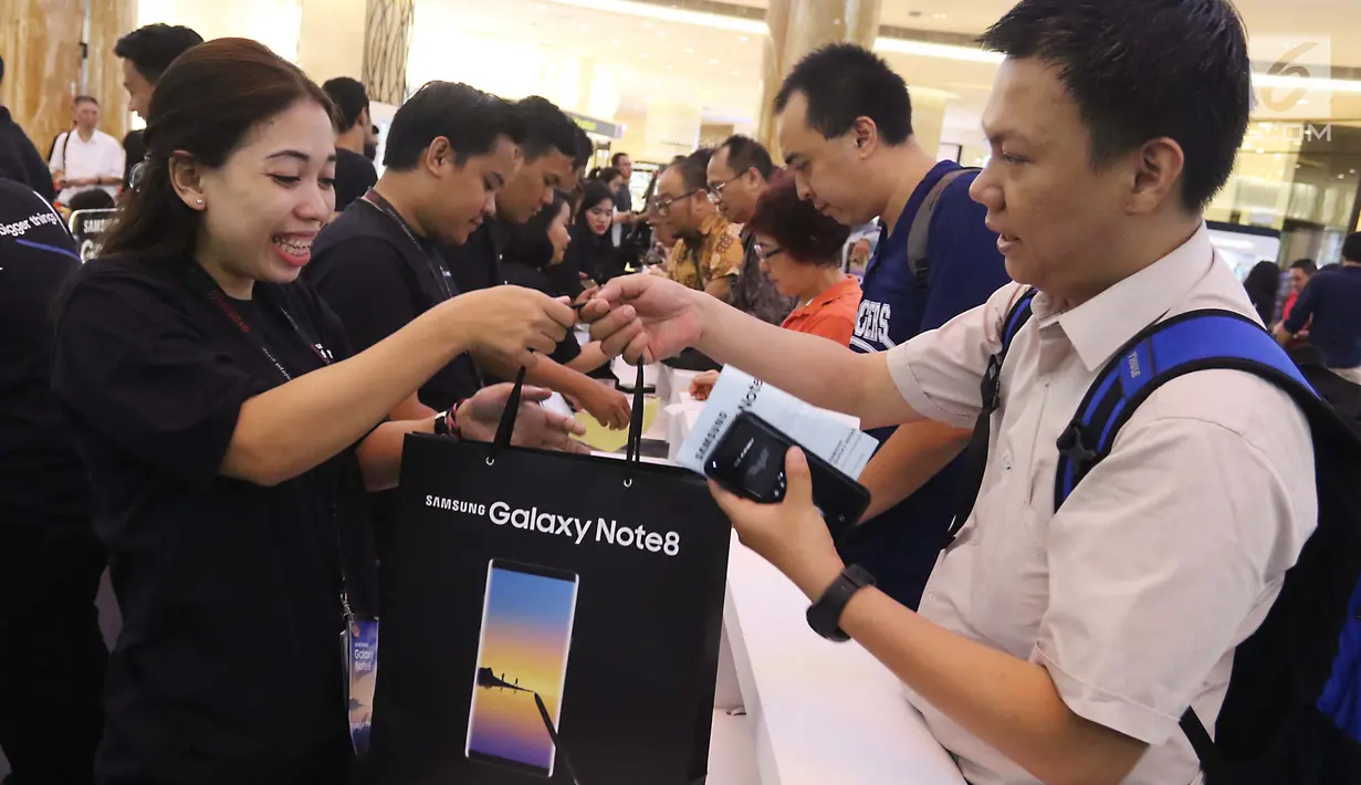 Pengunjung membeli ponsel Android, Samsung Galaxy Note 8 pada penjualan perdana di kawasan Kuningan, Jakarta, Jumat (29/9). Sekadar informasi, Galaxy Note 8 di Indonesia dibanderol dengan harga Rp 12.999.000. (Liputan6.com/Angga Yuniar)