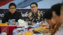 Wakil Sekjen PDIP Ahmad Basarah (kanan) saat diskusi menyambut Rakernas dan Harlah PDIP ke-43 di DPP PDIP, Jakarta, Senin (4/1/2016). PDIP akan menggelar rakornas pada 10-12 Januari 2016 di JI Expo, Kemayoran. (Liputan6.com/Faizal Fanani)