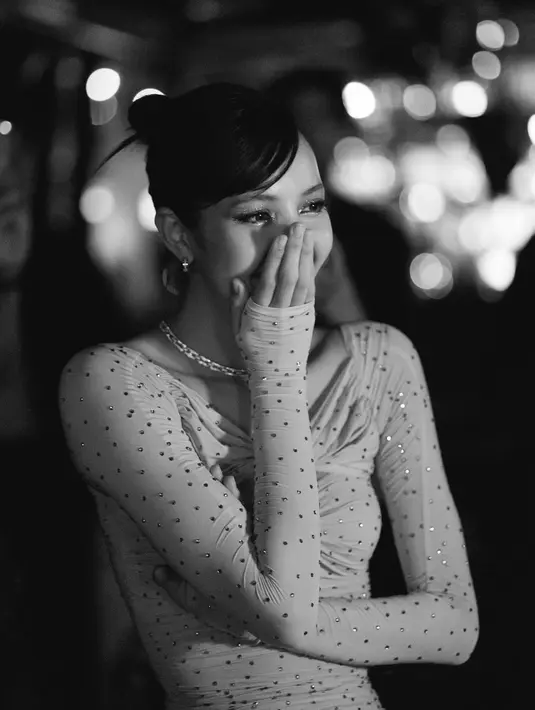 Sequin dress berwarna cokelat muda pilihan Lisa BLACKPINK ini membalut tubuhnya dengan amat baik, memiliki detail cut-out manis di bagian depan dadanya. [Foto: Instagram/lalalalisa_m]