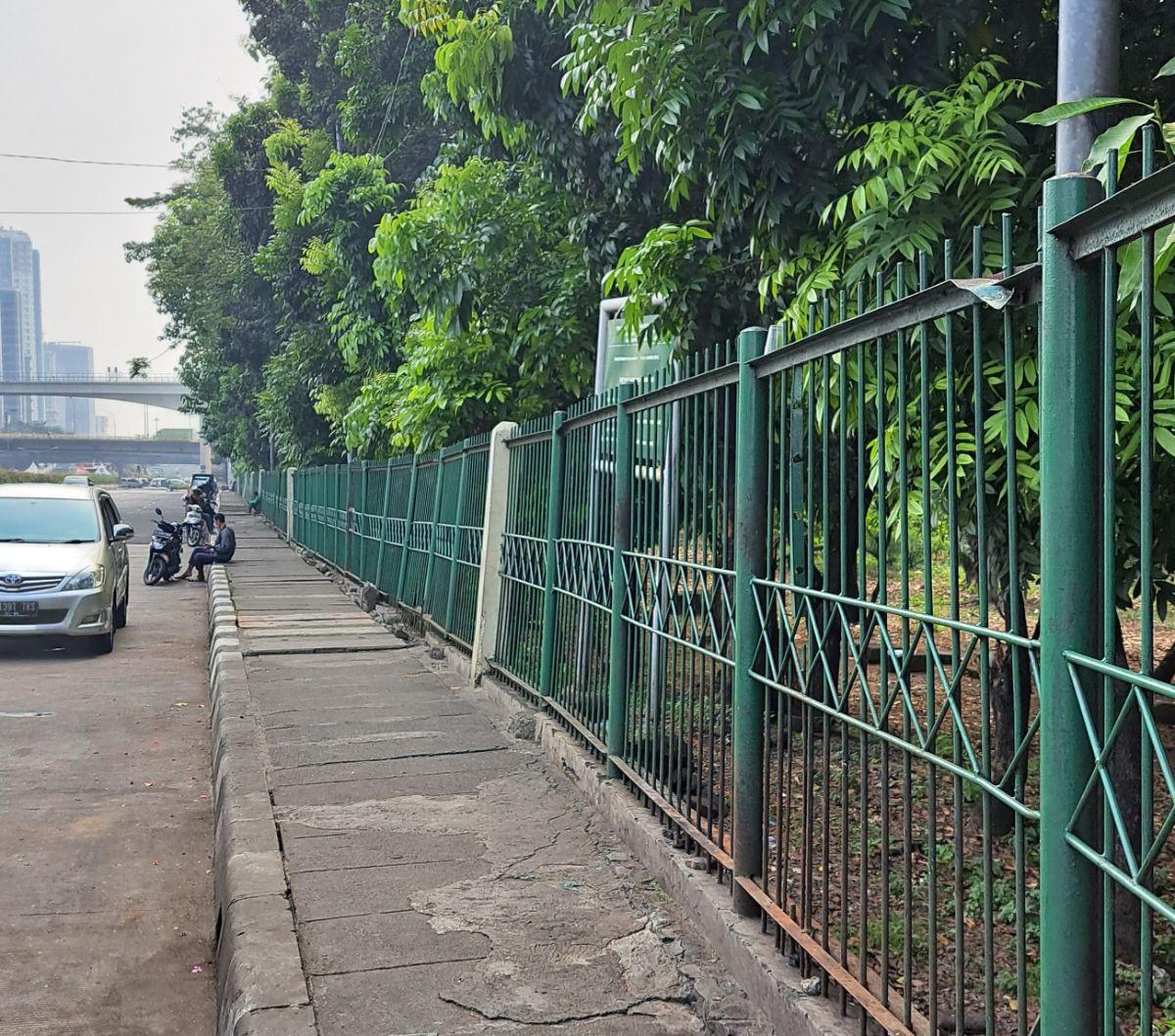 Satuan Polisi Pamong Praja (Satpol PP) Jakarta Timur pun memperketat pengawasan Hutan Kota, Cawang, menyusul adanya pengaduan masyarakat bahwa lokasi itu diduga dijadikan tempat mesum sesama jenis.