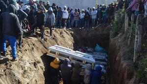 Proses pemakaman korban di kuburan massal menyusul serangan sekelompok pria bersenjata terhadap pos militer dan kantor polisi di Nahuala, Guatemala, Minggu (14/12/2025). (Dok. AP/Mariano Rosales)