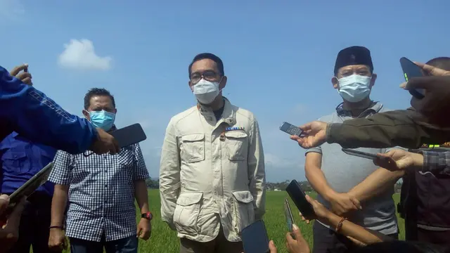 Gubernur Jabar Ridwan Kamil dan Bupati Banyumas meninjau lokasi pembangunan Masjid Seribu Bulan yang didesainnya dibikin oleh pria yang akrab disapa Kang Emil itu. (Foto: Liputan6.com/Rudal Afgani Dirgantara)