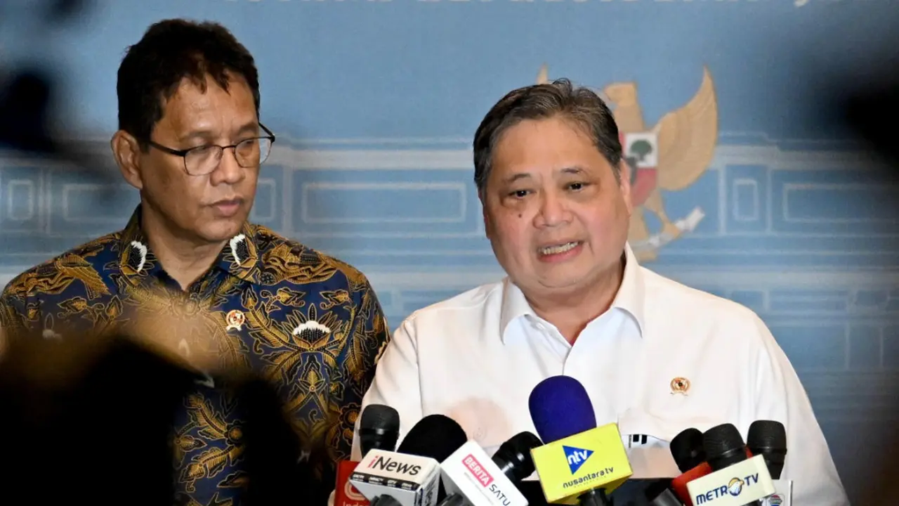 Menteri Koordinator Bidang Perekonomian Airlangga Hartarto dan Menteri Keuangan Purbaya Yudhi Sadewa menghadiri Rapat Terbatas (Ratas) di Istana Kepresidenan. (Foto: ekon.go.id)