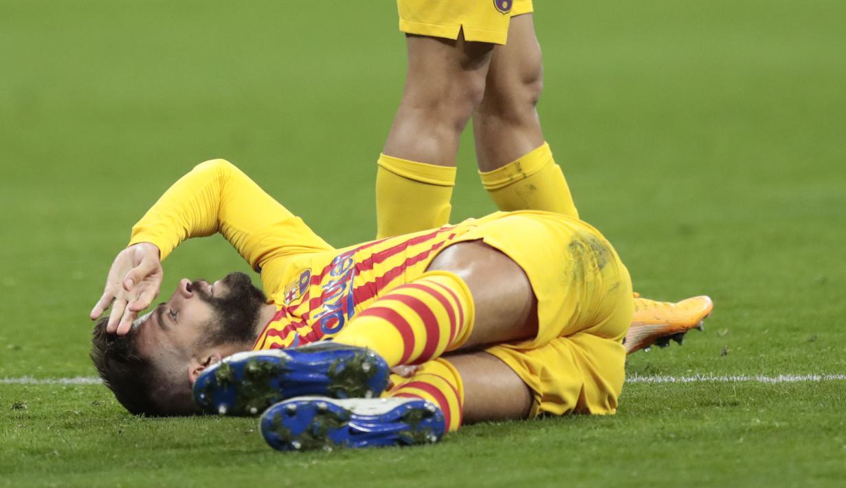 Bek berusia 33 tahun itu tak bisa menuntaskan pertandingan dan harus ditarik keluar di menit ke-62. (AP/Bernat Armangue)