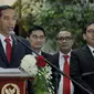 Presiden Joko Widodo (kiri) memberikan keterangan pers usai melakukan rapat konsultasi di Gedung Nusantara IV,Jakarta, Senin (6/4/2015). Rapat konsultasi membahas APBN-P dan rencana pelantikan Kapolri. (Liputan6.com/Andrian M Tunay)