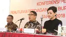 Direktur Utama BEI Inarno Djajadi (tengah) memamarkan penutupan perdagangan Bursa Efek Indonesia (BEI) di Jakarta, Jumat (28/12). BEI mencatat sejumlah capaian di tahun 2018. (Liputan6.com/Angga Yuniar)