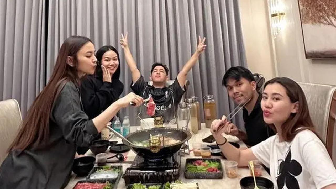 7 Potret Keakraban Yura Yunita dan Aaliyah Massaid Rayakan Kehamilan Mahalini, dari Makan Bersama hingga Renang di Malam hari