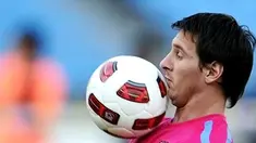 Aksi bintang Barcelona Lionel Messi dalam sesi latihan tur ke Cina pada 6 Agustus 2010.AFP PHOTO/Peter PARKS