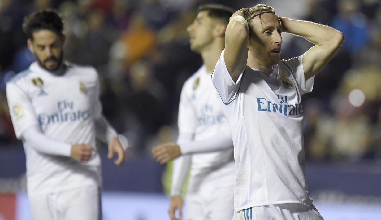Pemain Real Madrid, Luka Modric gagal mencetak gol ke gawang Levante pada laga La Liga Santander di Ciutat de Valencia stadium, Valencia, Spanyol, (3/2/2018). Real Madrid bermain imbang 2-2. (AFP/Jose Jordan)