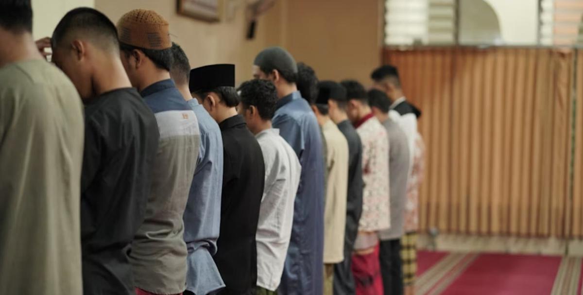 Ilustrasi Beribadah di Masjid