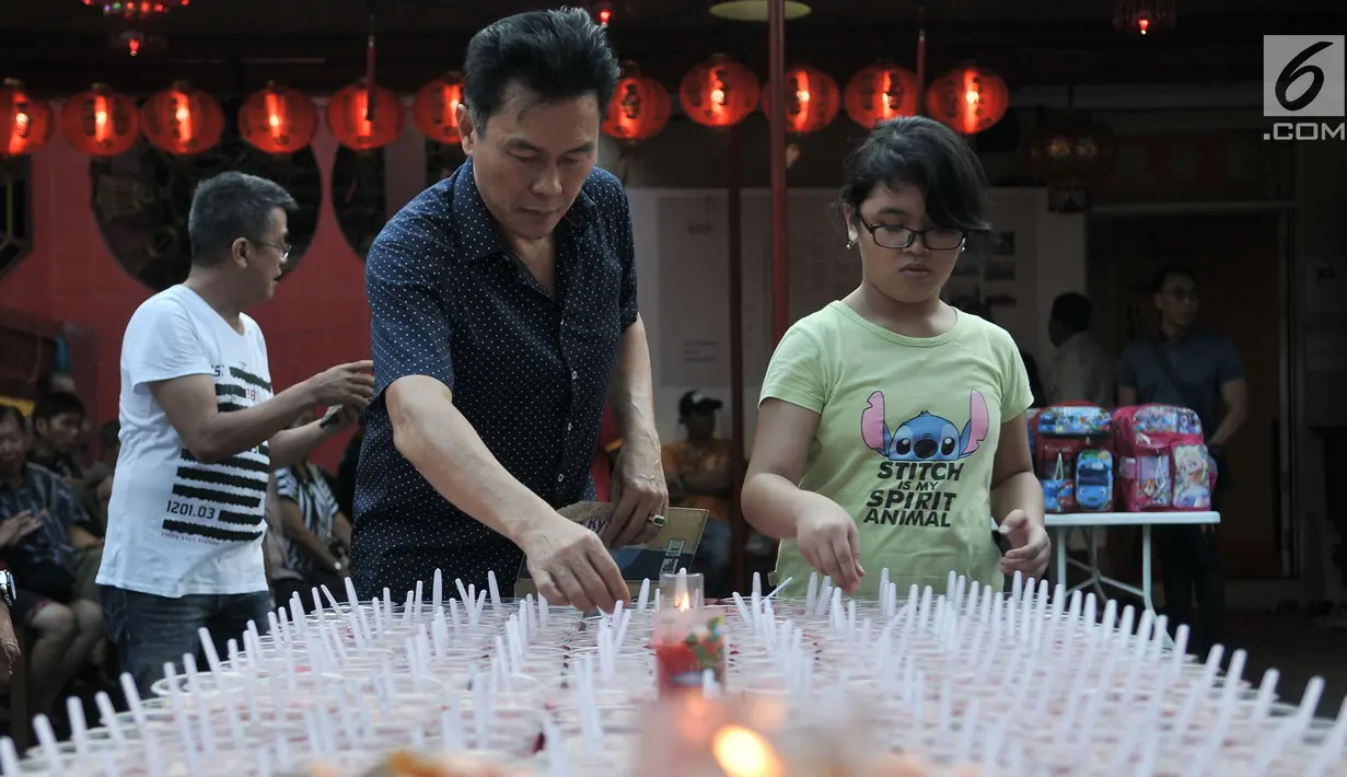 Pengurus menyiapkan hidangan berbuka puasa atau takjil di Vihara Dharma Bhakti, Glodok, Jakarta, Rabu (30/5). Acara ini diinisiasi oleh Yayasan Wihara Kim Tet Ie bekerja sama dengan Muslim Tionghoa dan Laskar Pembela Islam. (Merdeka.com/Iqbal S. Nugroho)