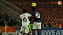 Pemain Malaysia, Norshahrul melewati pemain Laos dalam Laga Piala AFF Suzuki 2012 grup B di Stadion Bukit Jalil, Kuala Lumpur Malaysia, rabu 28 November 2012. pertandingan dimenangkan Malaysia dengan skor 4-1.