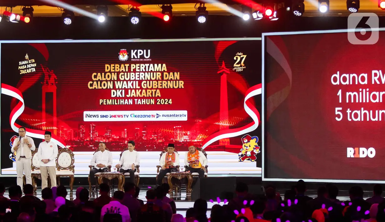 Komisi Pemilihan Umum (KPU) Provinsi DKI Jakarta menggelar debat perdana calon gubernur dan wakil gubernur DKI Jakarta di JIExpo, Kemayoran, Jakarta Pusat, Minggu (6/10/2024). Tampak pasangan calon gubernur dan wakil gubernur DKI Jakarta nomor urut 1, Ridwan Kamil-Suswono saat menyampaikan visi misi dalam segmen pertama. (Liputan6.com/Herman Zakharia)