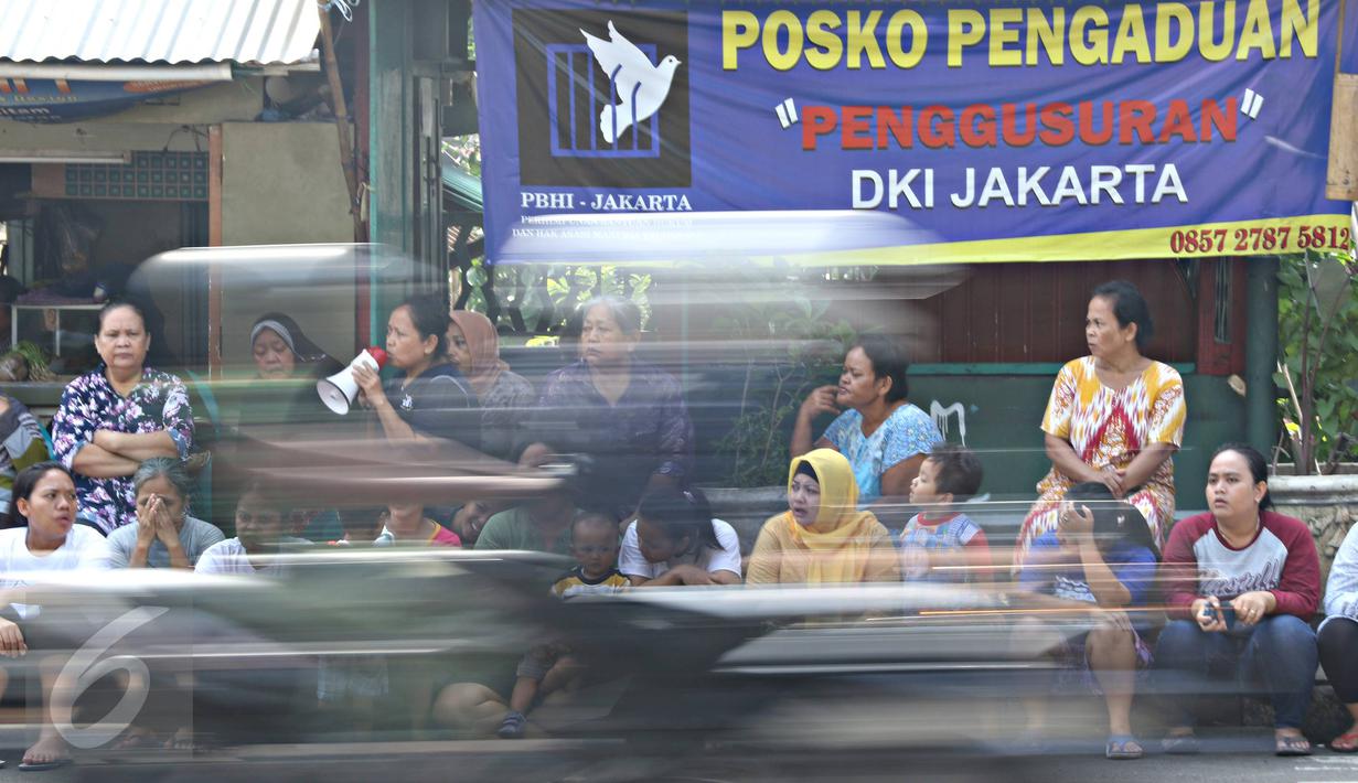 Sejumlah ibu-ibu RT 08/08, Jalan Lauser, Kebayoran Baru, Jakarta, terlihat duduk di tepi jalan, Senin (9/5). Warga melakukan aksi penutupan Jalan Lauser terkait rencana penggusuran dan pelayangan SP-2 tersebut. (Liputan6.com/Immanuel Antonius)