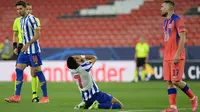 Tampak pemain Porto kecewa setelah gagal memanfaatkan peluang pada laga kontra Chelsea di lag pertama perempat final Liga Champions musim ini, Kamis (08/04/2021) dini hari WIB. (CRISTINA QUICLER / AFP)