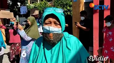 Puluhan warga demo tolak sekolah dijadikan tempat isolasi, di depan SD Negeri Barata Jaya, Surabaya pada Jumat (23/7) siang. Warga mengaku khawatir terpapar Covid-19, jika sekolah dijadikan tempat isolasi.