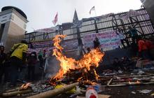 Water Cannon Bubarkan Massa di Gerbang DPR