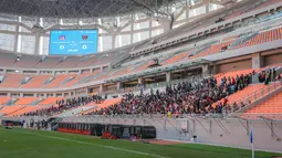 Sejumlah penonton memadati kursi saat laga pembuka International Youth Championship 2021 antara Bali United U-18 melawan Atletico Madrid U-18 di Jakarta International Stadium, Jakarta, Rabu (13/04/2022). (Bola.com/Bagaskara Lazuardi)