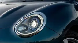 Lampu yang digunakan berbentuk lingkaran dengan garnish chrome di tepiannya. Lampunya sudah menggunakan teknologi full LED yang memberikan penerangan maksimal di malam hari. (Source: drive.com.au)