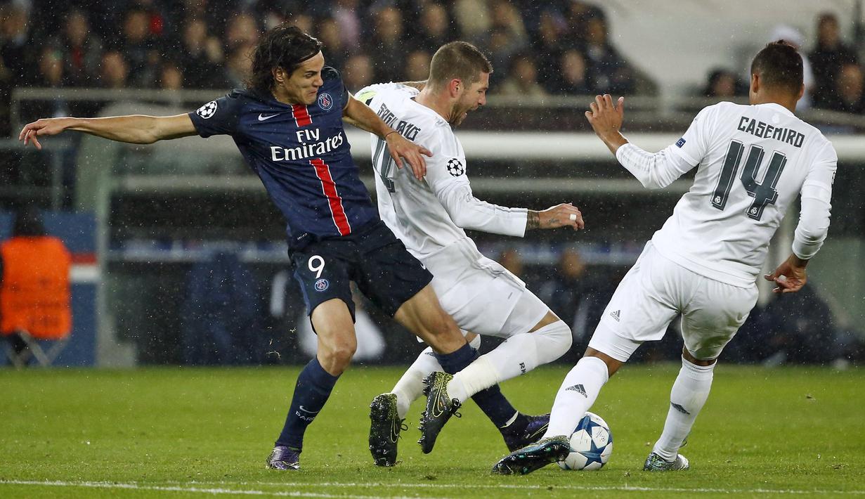 Pemain PSG, Edinson Cavani (kiri), berebut bola dengan pemain Real Madriddi lanjutan Grup A Liga Champions di Stadion Parc des Princes, Paris, Prancis, Kamis (22/10/2015) dini hari WIB. (Reuters/Benoit Tessier)