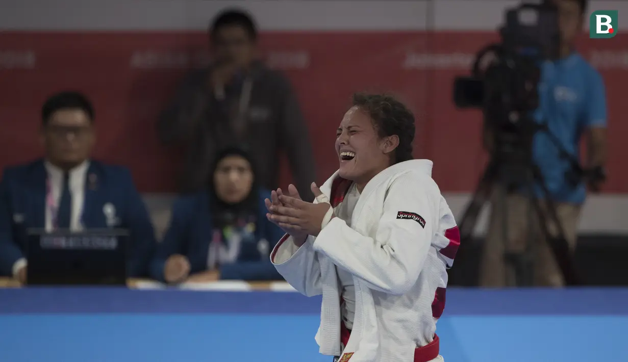 Atlet ju-jitsu Indonesia, Simone Julia, usai melawan atlet Mongolia, Udval Tsogkhuu, pada perebutan perunggu Asian Games XVIII di JCC Senayan, Jakarta, Sabtu (25/8/2018). Kalah, dirinya gagal mendapatkan medali. (Bola.com/Vitalis Yogi Trisna)