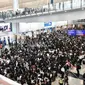 Massa pro demokrasi Hong Kong menggelar aksi duduk di bandara internasional pada 9 Agustus 2019 (AFP PHOTO)