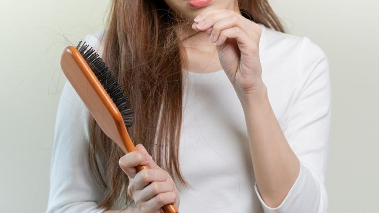 2. Gunakan Sampo Anti-Hairfall untuk Masalah Kerontokan