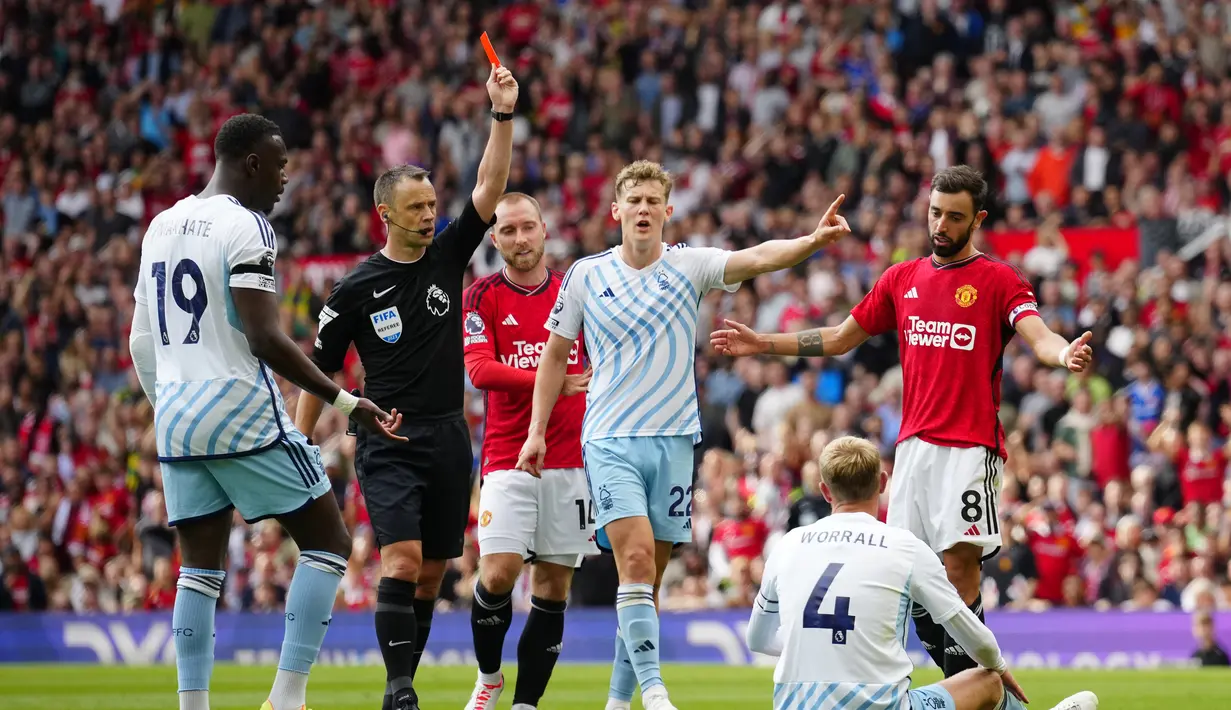 Wasit Stuart Attwell memberikan kartu merah kepada pemain Nottingham Forest, Joe Worrall saat bertanding melawan Manchester United pada pertandingan lanjutan Liga Inggris di stadion Old Trafford di Manchester, Inggris, Sabtu, 26 Agustus 2023. (AP Photo/Jon Super)