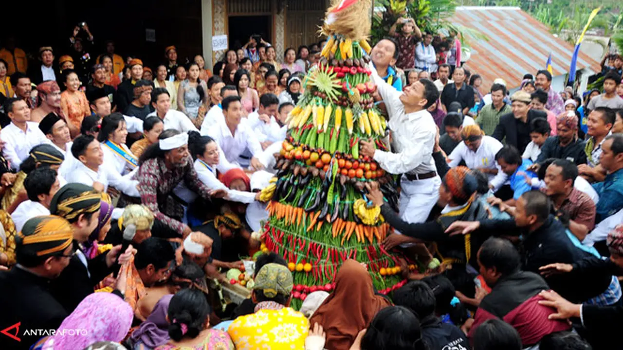 gunungan-131105a.jpg