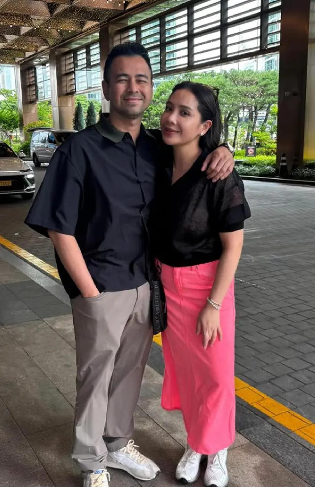 Galeri Foto Padu Padan Kemeja Hitam Nagita Slavina dan Rok Pink Neon saat Nonton Konser BLACKPINK