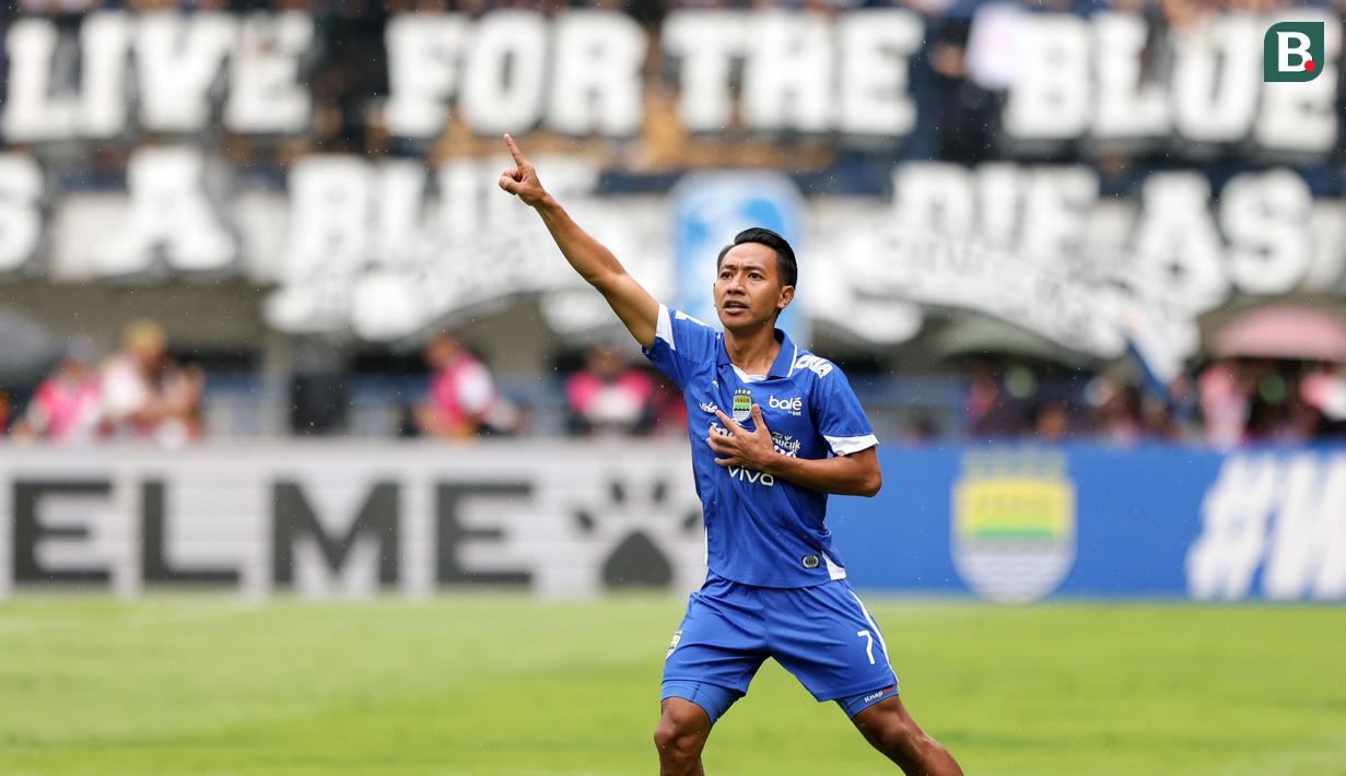 Pemain Persib Bandung, Beckham Putra merayakan gol pertama timnya ke gawang Persija Jakarta dalam laga lanjutan BRI Super League 2025/2026 di Stadion Gelora Bandung Lautan Api, Bandung, Minggu (11/01/2026). (Bola.com/Abdul Aziz)