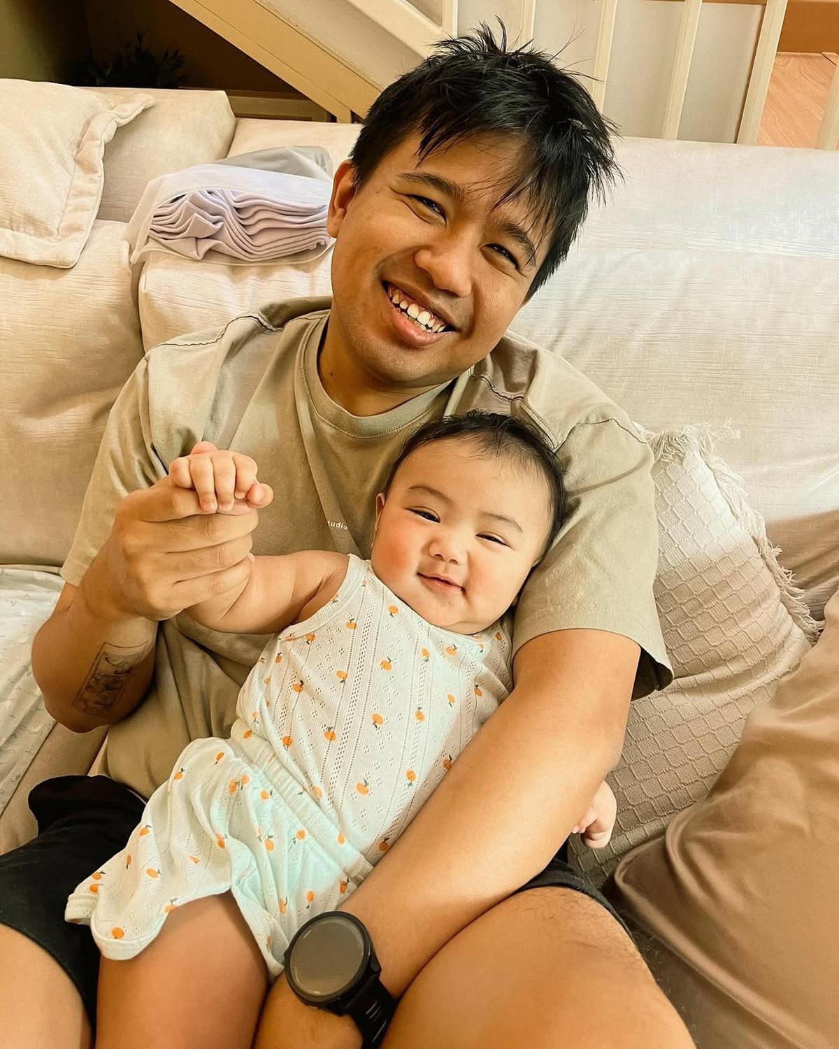 Joshua Suherman Momong Baby Elio, Endingnya Ikut Tidur Bersama Anak