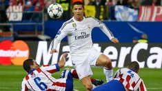 Duel panas terjadi di leg pertama perempat final Liga Champions antara Atletico Madrid dengan Real Madrid di Stadion Vicente Calderon, Spanyol, Rabu (15/4/2015) Atletico Madrid bermain imbang 0-0 dengan Real Madrid. (Reuters/Paul Hanna)