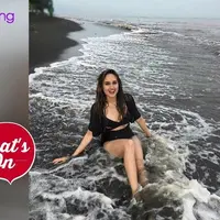 Gaya Cinta Laura di pinggir pantai dan kolam renang. 