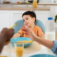Orang tua perlu semakin waspada dan tidak menyepelekan tanda-tanda yang muncul setelah anak mengonsumsi makanan tertentu. (foto/dok: freepik)