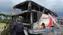 Kondisi bus pariwisata berisi wisatawan asal China yang menabrak pagar jalan raya dan terbakar dalam perjalanan ke Taoyuan, sebuah bandara utama di selatan Ibu Kota Taipei, Taiwan, Selasa (19/7). Insiden ini menewaskan setidaknya 26 orang. (Sam YEH/AFP)
