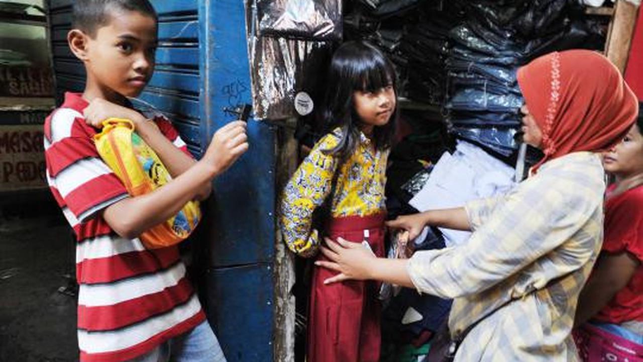 Berburu seragam sekolah di Pasar Jatinegara