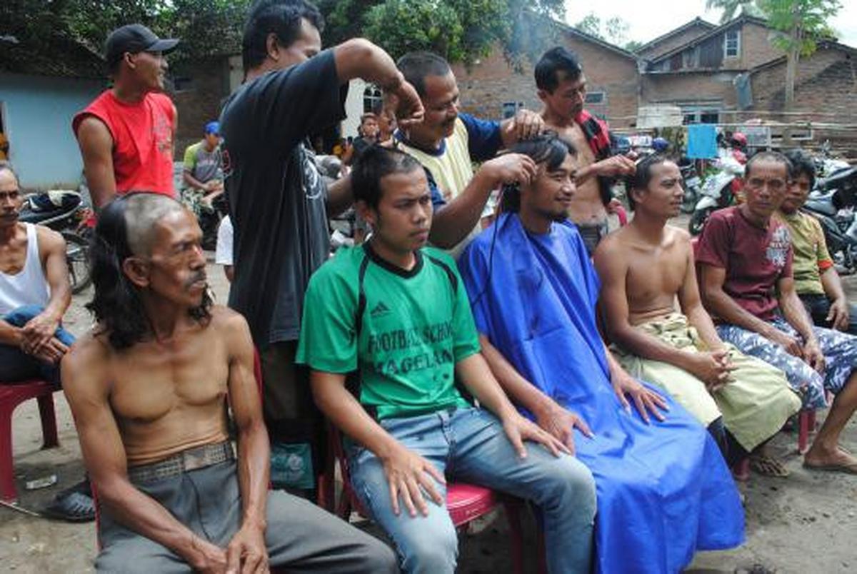 2 Terdakwa kasus bambu bebas, warga Magelang cukur gundul massal