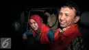 Gubernur Sumatera Utara nonaktif Gatot Pujo Nugroho bersama istrinya Evi Susanti, usai menjalani pemeriksaan KPK, Jakarta, Kamis (20/8/2015). Gatot diperiksa atas kasus dugaan suap kepada hakim dan panitera PTUN Medan. (Liputan6.com/Yoppy Renato)