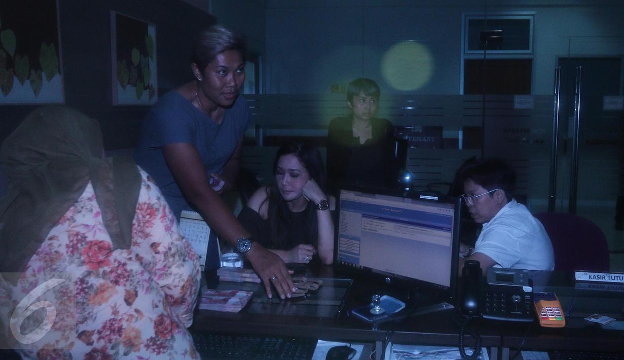 Maia Estianty saat di kasir RSCM, Jakarta, pada Rabu (19/4). Kedatangan Maia Estianty untuk menjenguk Julia Perez yang dikabarkan dalam kondisi kritis. (Liputan6.com/Herman Zakharia)