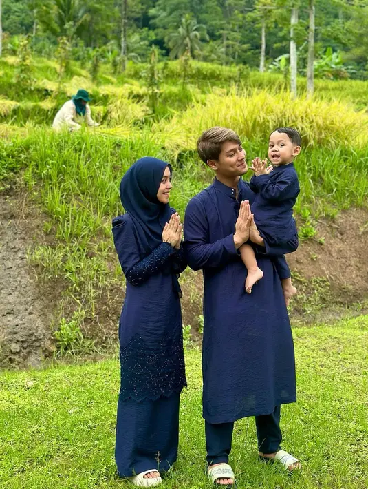 Seperti tahun sebelumnya, Lesti Kejora mengenakan baju kurung saat lebaran. Kali ini ia dan keluarga tampil dengan warna navy. [@lestikejora]