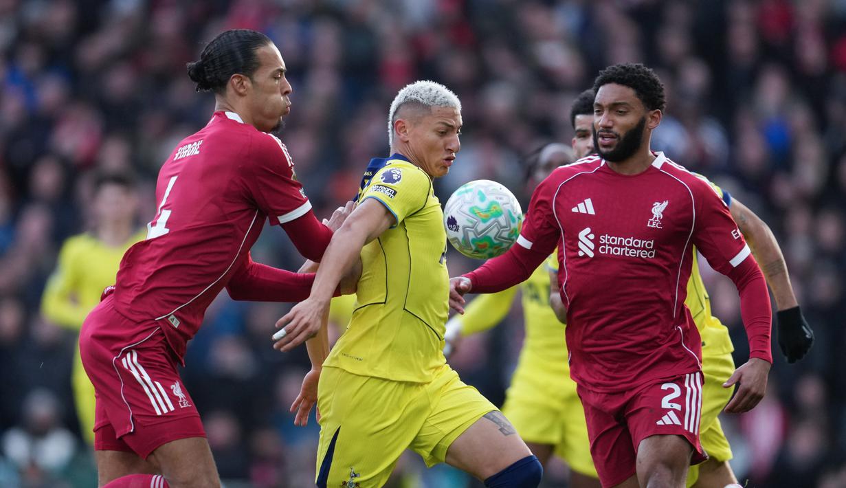 Liverpool mencatatkan 63 persen penguasaan bola, melepaskan 17 tembakan yang empat di antaranya mengarah ke gawang. Mereka pun berhasil unggul lebih dulu berkat eksekusi tendangan bebas Dominik Szoboszlai pada menit ke-18. (Peter Byrne/PA via AP)