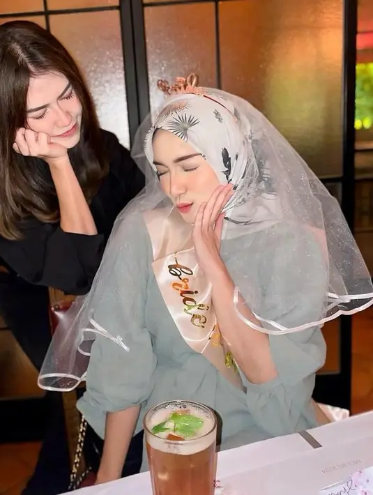 Pemeran 29 tahun itu didandani bak seorang pengantin dengan veil dan bando bertuliskan bride. [@melodyprima]