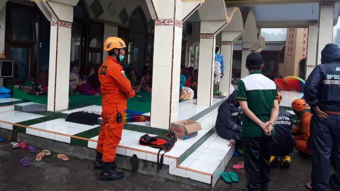 Tim SAR gabungan telah mengevakuasi 75 warga Dusun Sumbersari, Desa Supiturang, Kecamatan Pronojiwo, Kabupaten Lumajang, Jawa Timur.  (Foto: Dok Istimewa)